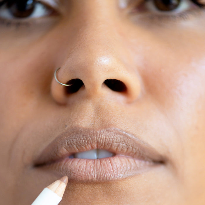Acai Lip Pencil - Makeup - Ere Perez - ere-perez-Sarah-look1-02 - The Detox Market | Pout - soft hazel