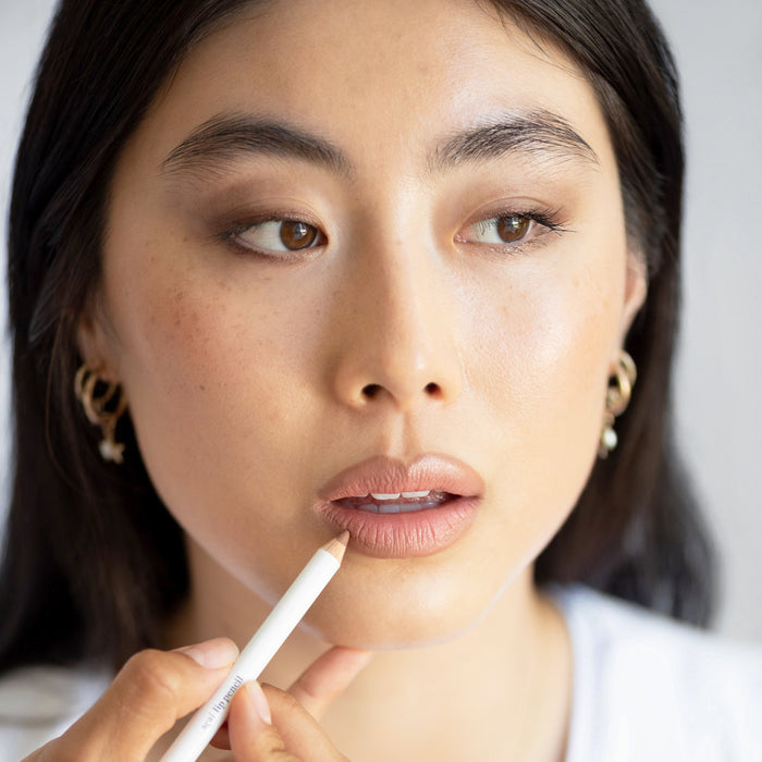 Acai Lip Pencil - Makeup - Ere Perez - ere-perez-Emily-look1-11 - The Detox Market | Pout - soft hazel