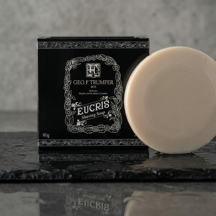 Geo F. Trumper Eucris barbersåpe refill og beige såpeplate på mørk overflate