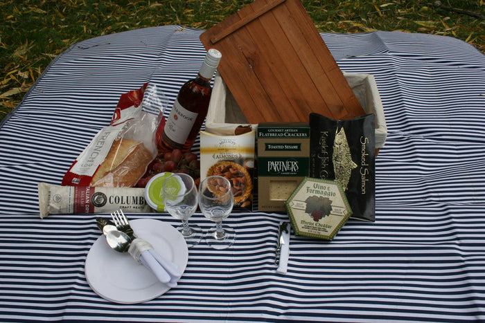 Stained Woodchip Picnic Basket w/Cotton Liner